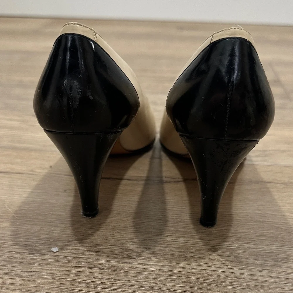 Salvatore Ferragamo Italy Two-Tone Cream Black Heels pumps leather 6.5 vintage - Picture 7 of 11